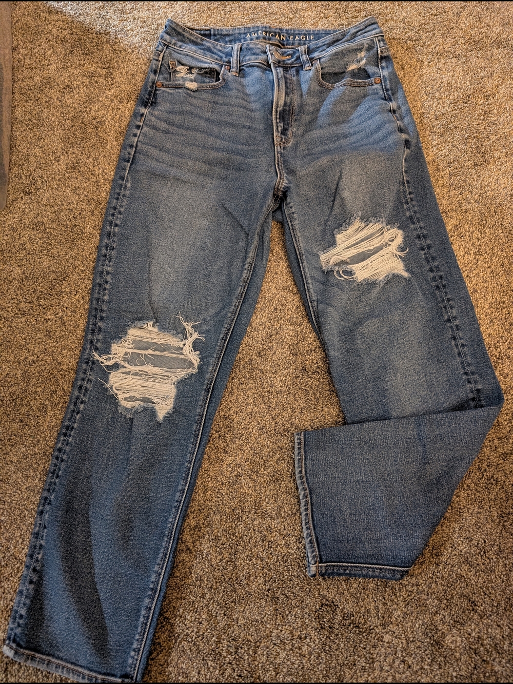 🌼 American Eagle Outfitters Distressed Mom Straight Jeans EUC Size 8